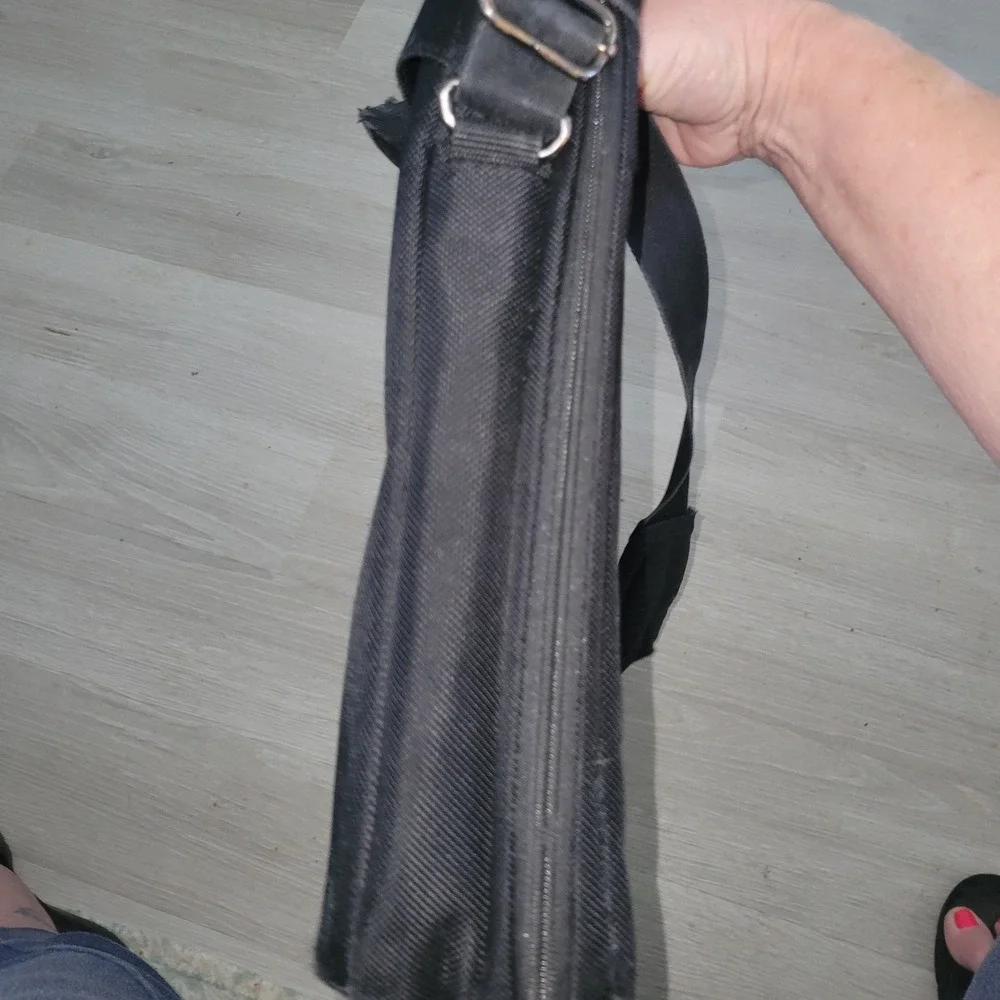 SWISS GEAR Black Laptop Messenger Bag Adjustable Strap Padded Compartment office